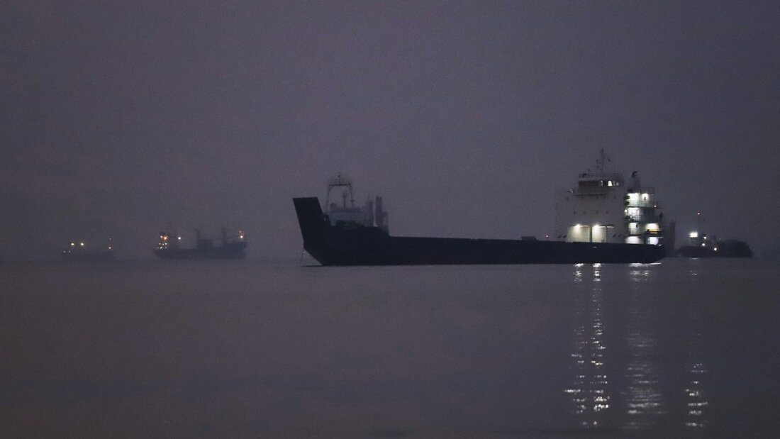 ARCHIV - Frachtschiffe liegen in der Straße von Hormus vor Anker. Foto: Amirhosein Khorgooi/ISNA via AP/dpa/Archivbild 20261012171836754.jpg