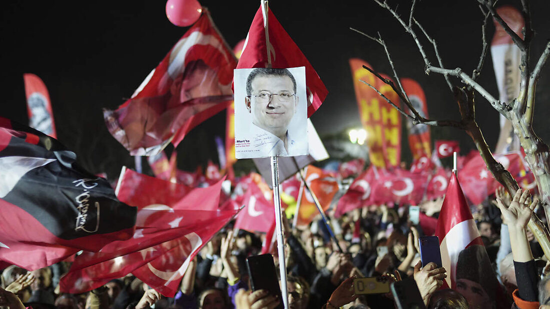 ARCHIV - Demonstranten schwenken Fahnen und halten Bilder des festgenommenen Istanbuler Bürgermeisters Imamoglu hoch während eines Protests gegen die nationale Regierung. Foto: Francisco Seco/AP/dpa 20250418182449477.jpg