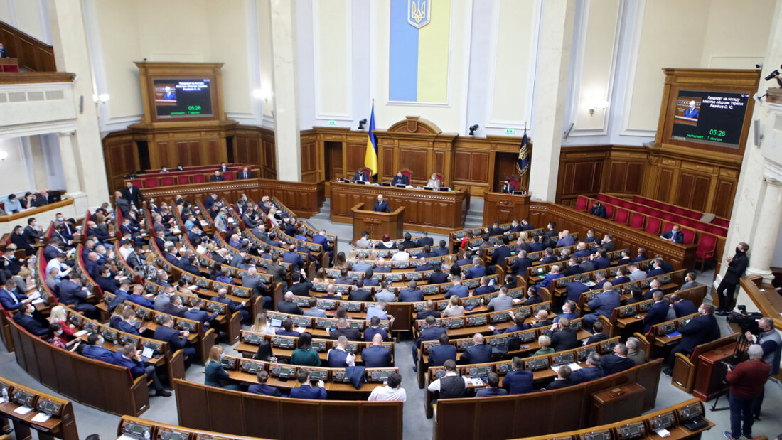 ARCHIV - Abgeordnete nehmen an der Ernennung des neuen Verteidigungsministers der Ukraine in der Werchowna Rada teil. (Archivbild) Foto: -/Ukrinform/dpa 20251119144955393.jpg