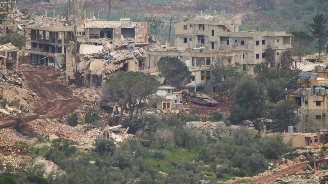 ARCHIV - Israelische Soldaten fahren einen Panzer in ein Dorf im Südlibanon. Foto: Ariel Schalit/AP/dpa 20260526185526075.jpg