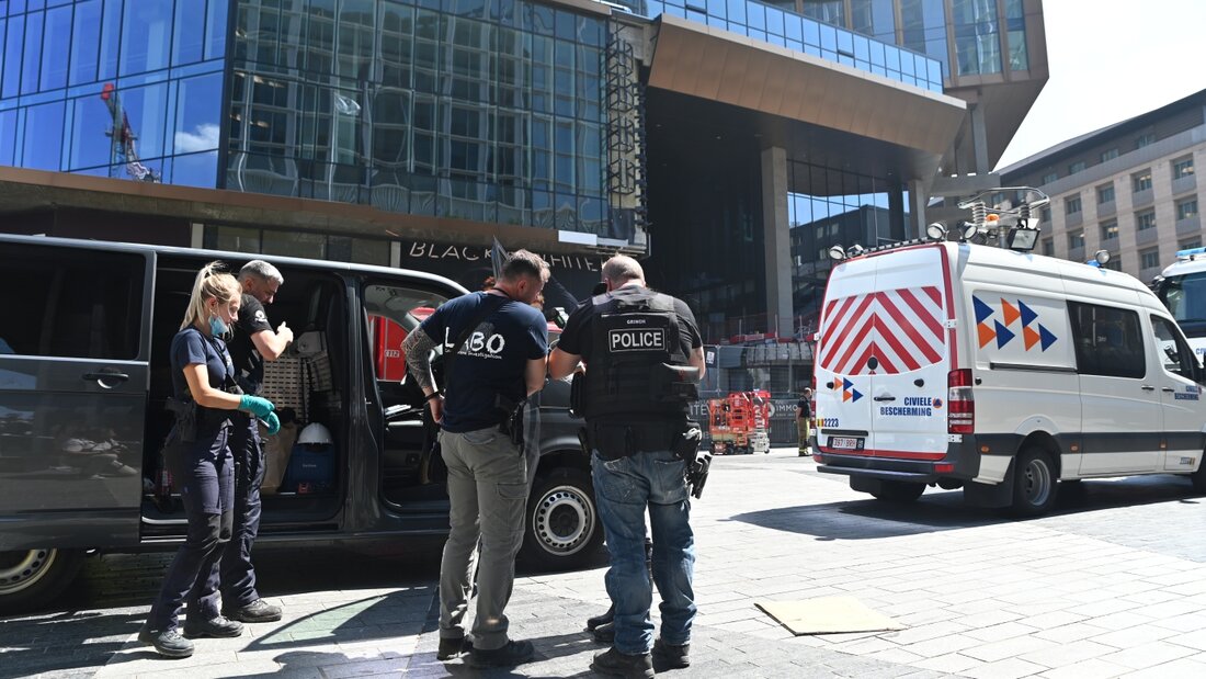 dpatopbilder - Polizisten stehen vor dem OXY-Gebäude am Place De Brouckere. Bei einem Gebäudebrand sind nach übereinstimmenden Medienberichten mehrere Menschen gestorben. Foto: Emile Windal/Belga/dpa 20260714180025705.jpg