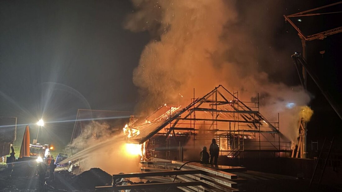 Als die Einsatzkräfte vor Ort eintrafen, stand das Einfamilienhaus bereits in Vollbrand. 20261010104314811.jpg