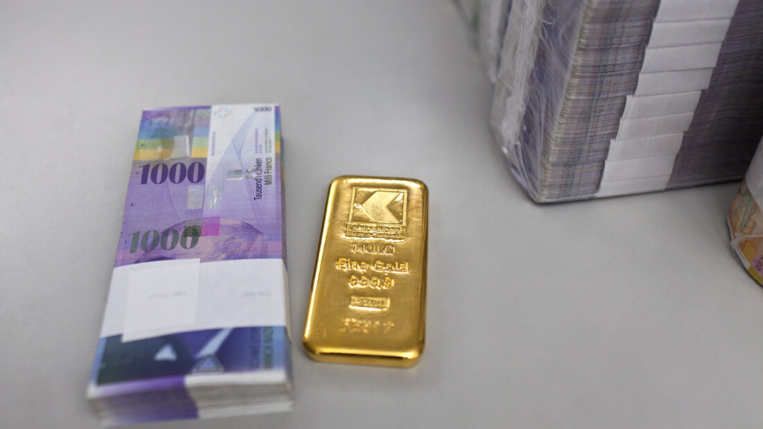 Israel und Iran sind im Krieg und Anlegerinnen und Anleger flüchten in sichere Anlagen. Als Folge davon gewinnen etwa Gold und der Schweizer Franken an Wert.(Symbolbild) 20250613083957100.jpg