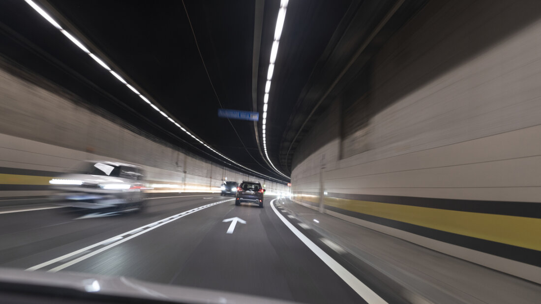Zwei Motorradfahrer haben im Gotthard-Strassentunnel trotz Verbots insgesamt 46 Fahrzeuge überholt. (Symbolbild) 20250917095652489.jpg