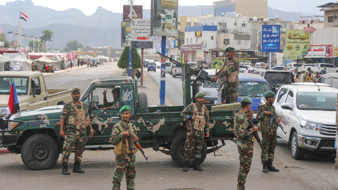 ARCHIV - Südjemenitische Soldaten des Südlichen Übergangsrats (STC) stehen an einem Kontrollpunkt in Aden. Neue Angriffe im Süden des Jemen befeuern die Sorge vor einer weiteren Eskalation in dem Bürgerkriegsland. Foto: -/AP/dpa 20260109154001639.jpg