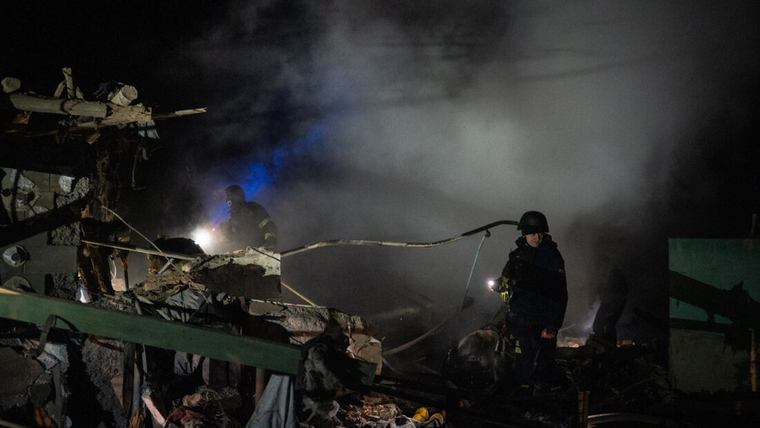 ARCHIV - Rettungskräfte arbeiten am Ort des jüngsten russischen Luftangriffs auf ein Wohngebiet, bei dem es mindestens einen Toten und mehrere Verletzte gab. Foto: Tommaso Fumagalli/ZUMA Press Wire/dpa 20260118104027007.jpg