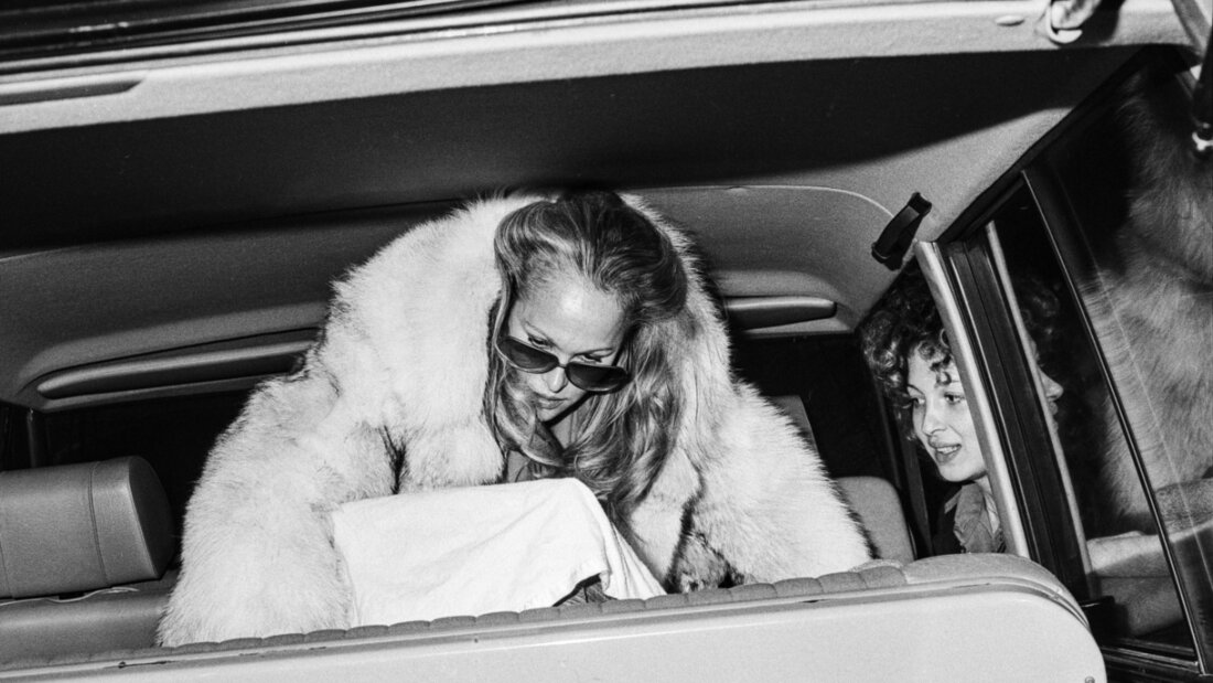 Schauspielerin und Sex-Ikone Ursula Andress im Dezember 1980 bei ihrer Ankunft in Zürich-Kloten. In einer Tragetasche mit dabei hatte sie ihren sechs Monate alten Sohn Dimitri Alexander. (Archivbild) 20260315120017214.jpg