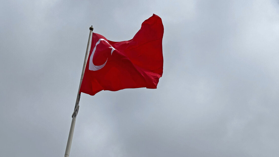 ARCHIV - Eine türkische Flagge weht an einem Mast auf dem Taksim-Platz in Istanbul. Die türkische Generalstaatsanwaltschaft hat Ermittlungen gegen einen weiteren oppositionellen Bürgermeister eingeleitet. Foto: Mirjam Schmitt/dpa 20260616112518365.jpg