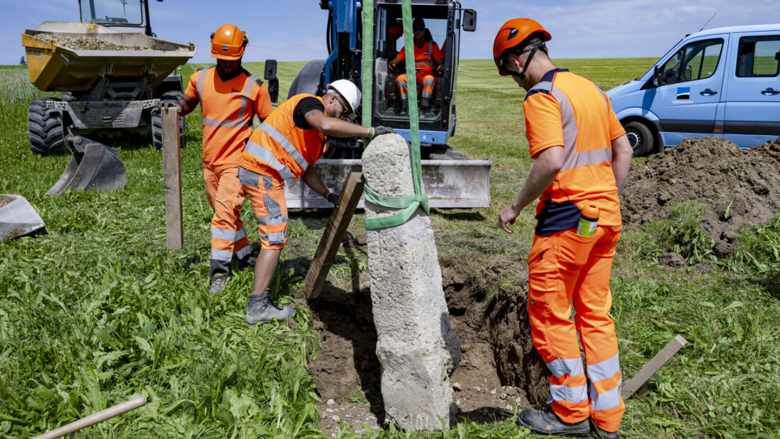 Bauarbeiter versetzen im freiburgischen Siviriez einen Grenzstein. 20260616163735100.jpg