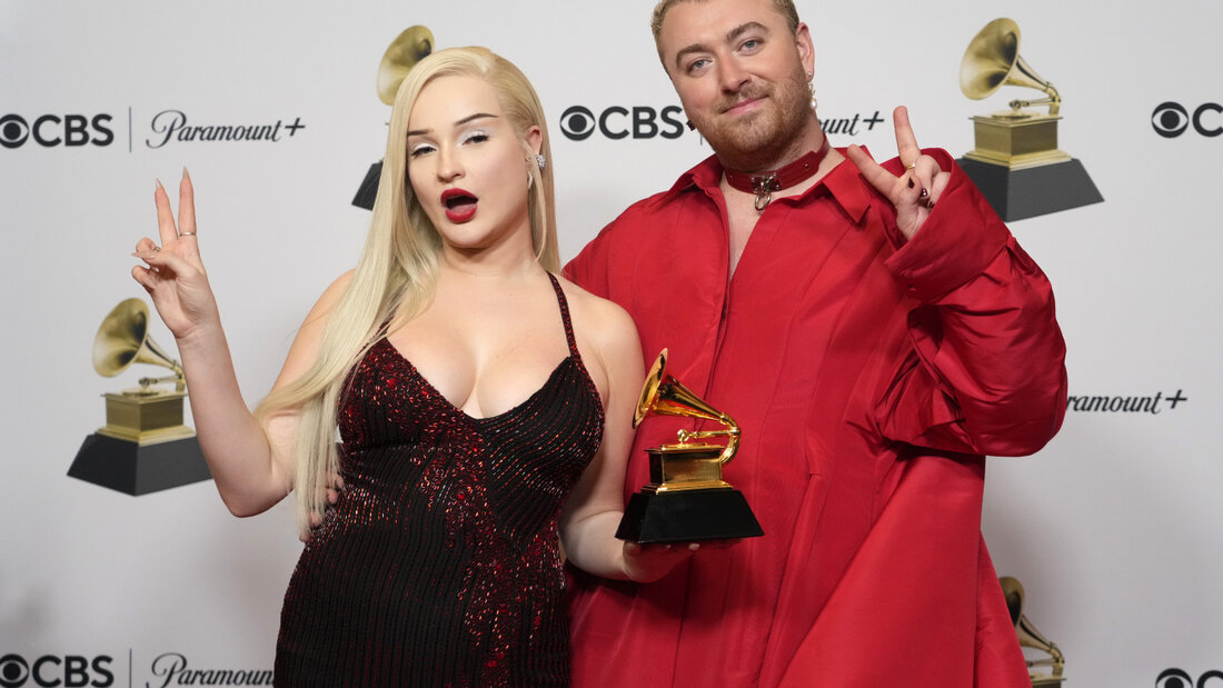 ARCHIV - Kim Petras (l) und Sam Smith, Gewinner des Preises für die beste Pop-Duo/Gruppen-Performance für «Unholy», posieren im Presseraum bei der Verleihung der 65. Grammy Awards. Foto: Jae C. Hong/AP/dpa 20260820143112687.jpg