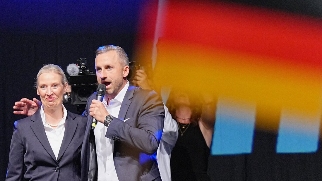AfD-Spitzenkandidat Ulrich Siegmund (M) und Bundesparteivorsitzende Alice Weidel (l) stehen bei der Wahlparty der AfD auf der Bühne. Foto: Michael Kappeler/dpa 20260907032935255.jpg