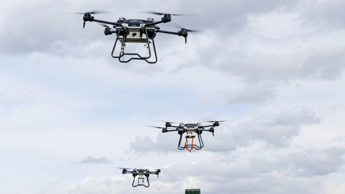 HANDOUT - Dieses vom Pressedienst des russischen Verteidigungsministeriums zur Verfügung gestellte Foto zeigt Drohnen am Himmel. Foto: Uncredited/AP/dpa/Symbolbild 20250725212444587.jpg