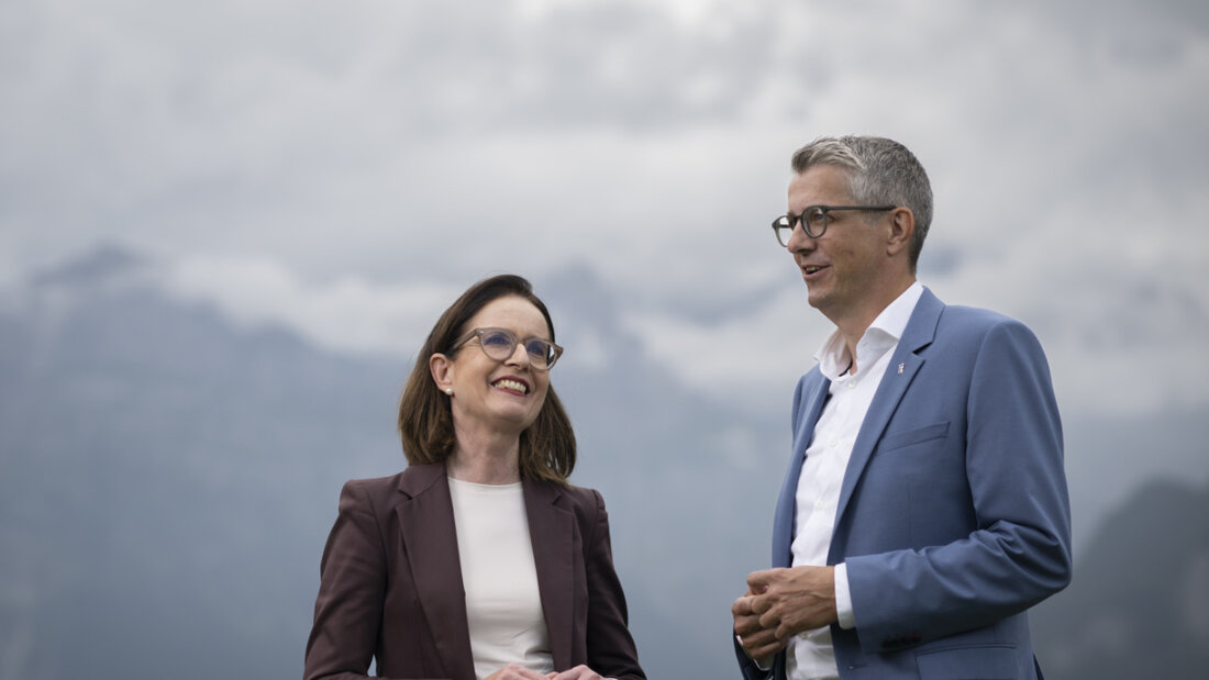 Der Glarner Ständerat Benjamin Mühlemann (rechts) und die St. Galler Nationalrätin Susanne Vincenz-Stauffacher kandidieren für ein Co-Parteipräsidium der FDP Schweiz, wie sie in Mollis GL vor Medien bekanntgaben. Dies wurde am Mittwoch nach Ablauf der Anmeldefrist bekannt. 20250820182512142.jpg