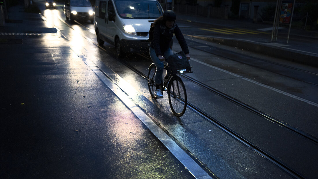 Der TCS empfiehlt, rundum sichtbare Markierungen wie Reflektorstreifen an der Kleidung anzubringen. (Archivbild) 20251025095242945.jpg