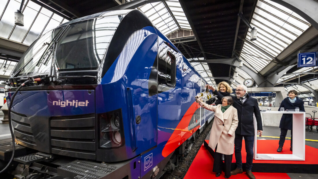 Die SBB haben am Donnerstag in Zürich den neusten Nachtzug präsentiert. Véronique Stephan, Mitglied der SBB Konzernleitung und Leiterin Markt Personenverkehr (vorne), Sabine Stock, Vorständin ÖBB Personenverkehr AG, und der Zürcher Stadtrat Andreas Hauri tauften den Nightjet. 20251204120514931.jpg