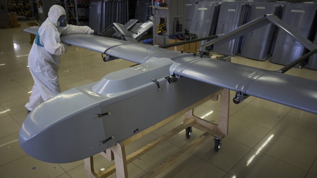 ARCHIV - Ein Arbeiter inspiziert eine Kampfdrohne in der geheimen Fabrik von Fire Point. (zu dpa: «Neun Verletzte an der Wolga durch ukrainische Drohne») Foto: Efrem Lukatsky/AP/dpa 20251209102625477.jpg