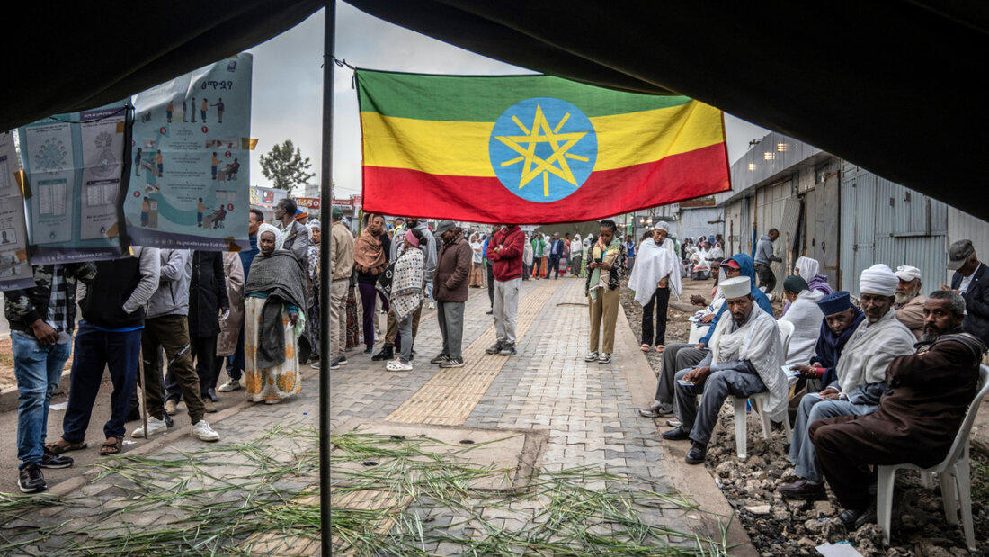 ARCHIV - Schlange vor einem Wahllokal in Addis Abeba. Foto: Amanuel Sileshi/AP/dpa/Archivbild 20260621174631512.jpg