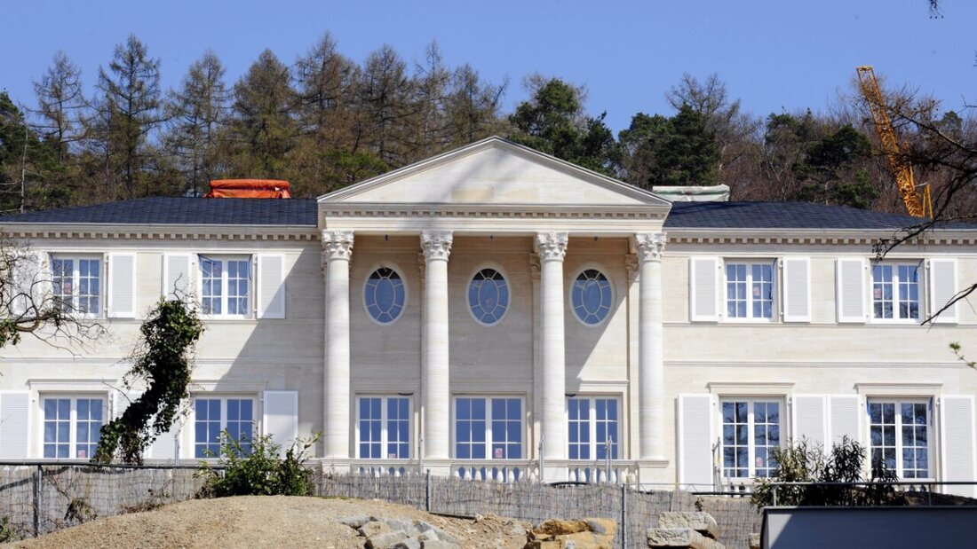 Im Immobilienmarkt entwickelt sich das Luxussegment derzeit etwas schwächer als der Gesamtmarkt - im Bild eine Prunkvilla in Küsnacht. (Archivbild) 20250515102337598.jpg