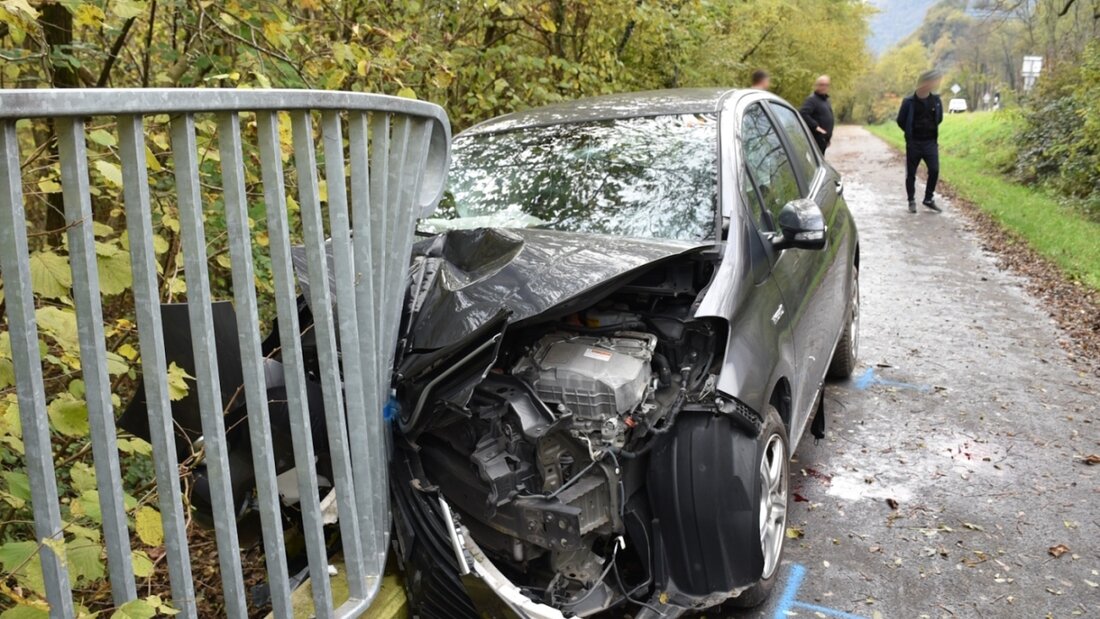 Der Wagen des 79-jährigen Lenkers prallte auf einem Fuss- und Radweg in ein Brückengeländer. 20251102102459957.jpg