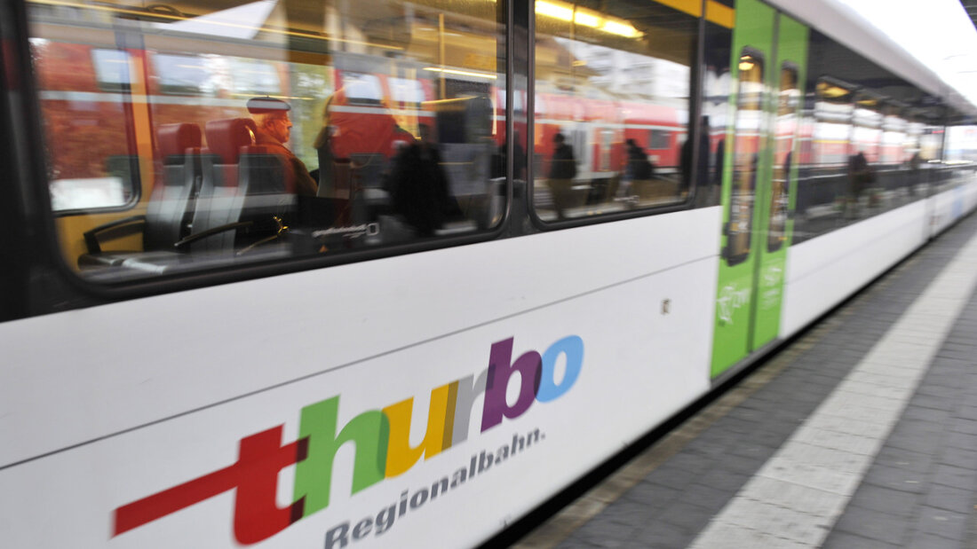 Der Schaffhauser Regierungsrat soll prüfen, wie ÖV-Tickets in die Tickets zu öffentlichen Veranstaltungen in der Region integriert werden können. Der Kantonsrat hat einen entsprechenden Vorstoss knapp angenommen. 20251103120845269.jpg