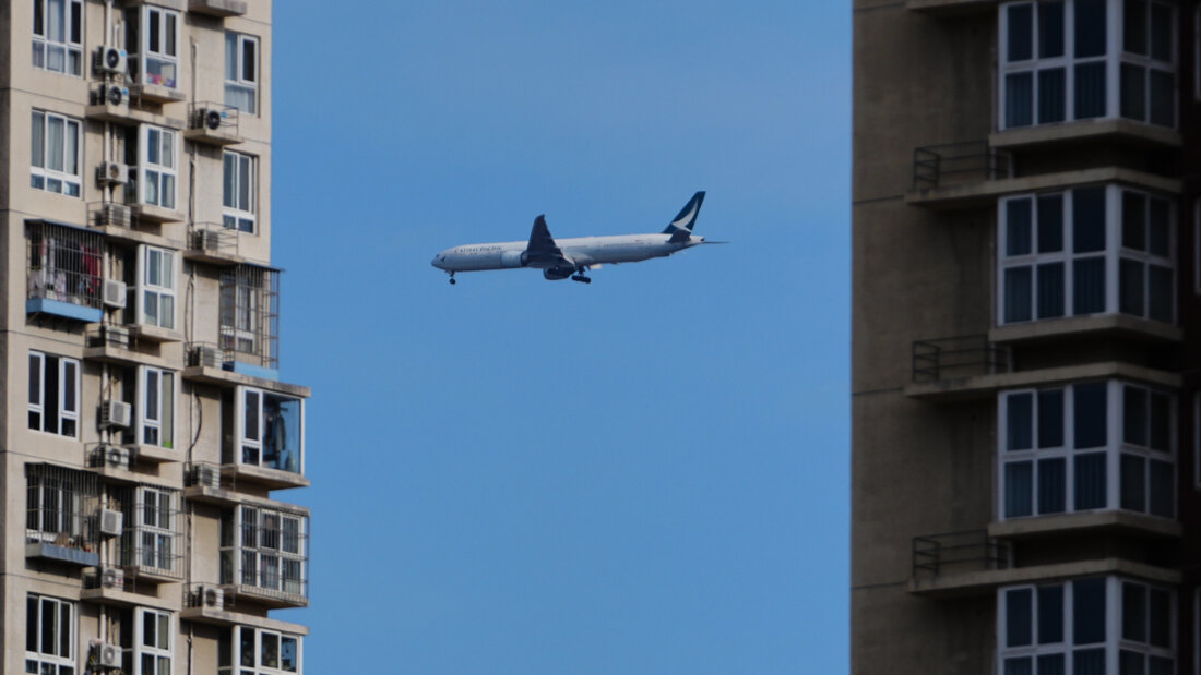 Schreckmoment in Tausenden Metern Höhe: Ein Mann soll versucht haben, die Kabinentür eines Flugzeuges zu öffnen. (Symbolbild) 20251212063049584.jpg
