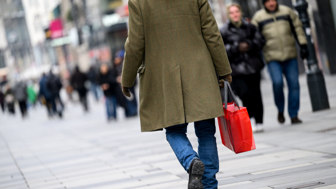 Herr und Frau Schweizer kaufen nur zurückhaltend ein. (Symbolbild) 20260316115237178.jpg