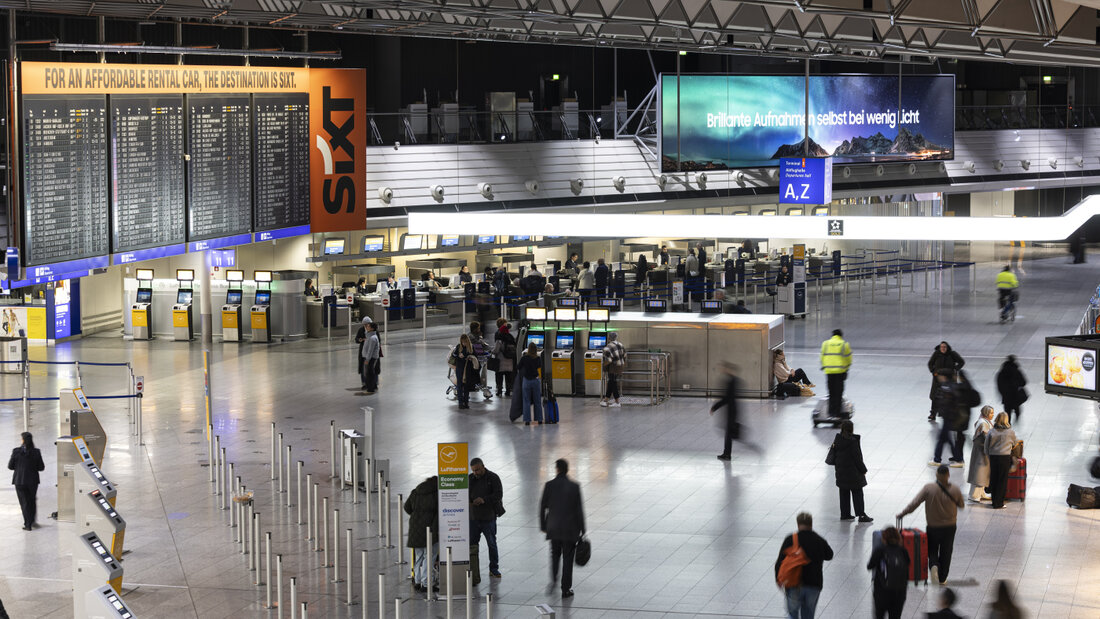 ARCHIV - Menschen gehen durch die Abflughalle am Frankfurter Flughafen. Foto: Hannes P Albert/dpa/Symbolbild 20260826171059896.jpg