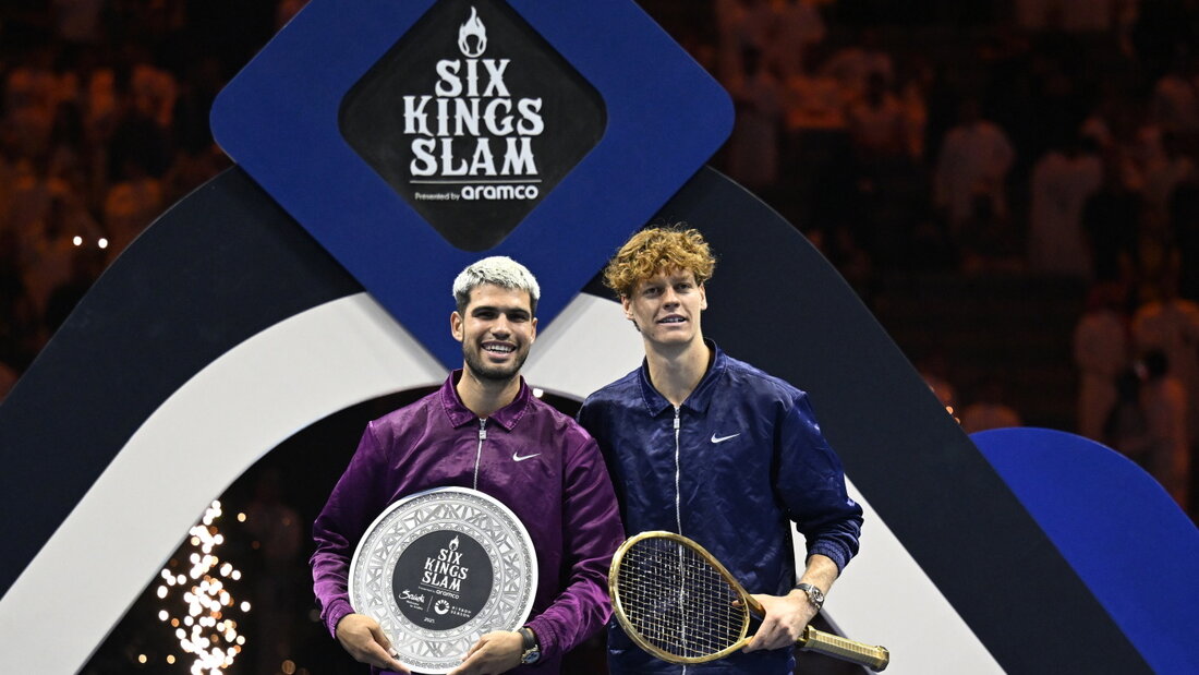 Vor einem Jahr sicherte sich Jannik Sinner (rechts) den Sieg in Saudi-Arabien 20261014190232279.jpg