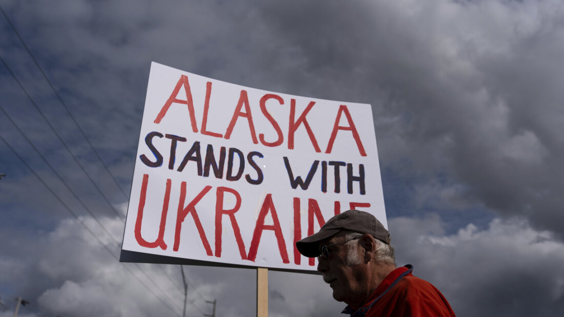 dpatopbilder - Dug Loshbaugh hält ein Schild vor einem Treffen zwischen Präsident Trump und dem russischen Präsidenten Putin. Foto: Jae C. Hong/AP/dpa 20250815070206103.jpg