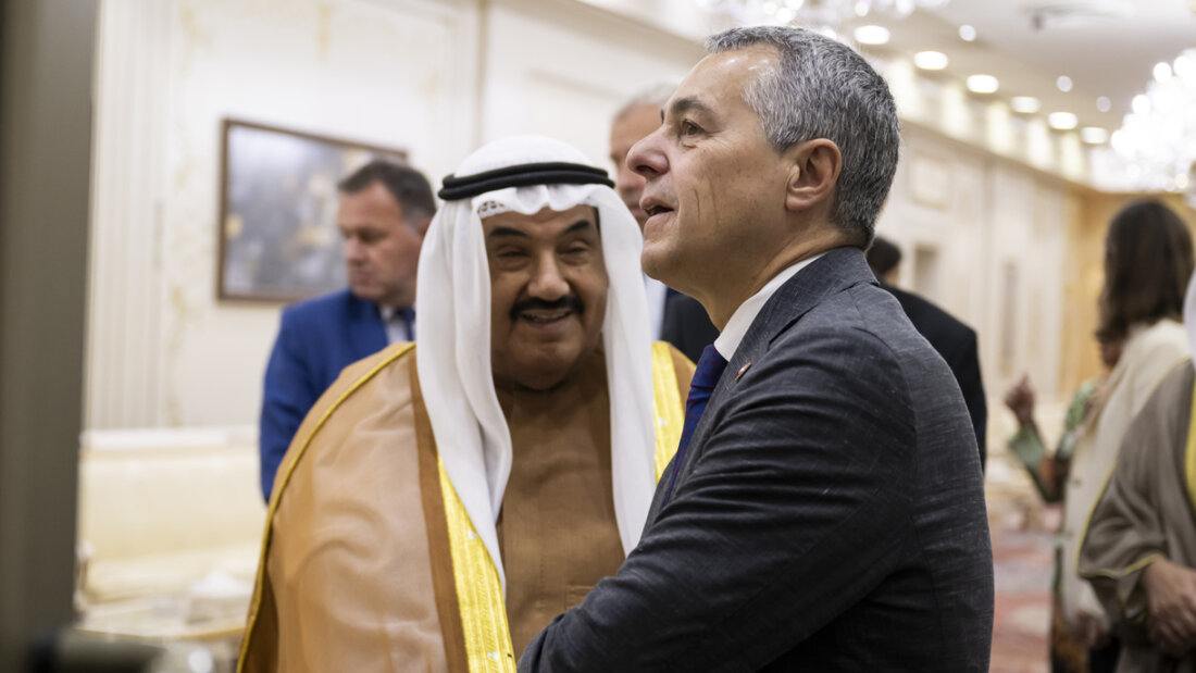 Scheich Nasser Al Sabah von der Emir-Familie Al Sabah (links) empfängt Bundesrat Ignazio Cassis. 20251025174405950.jpg