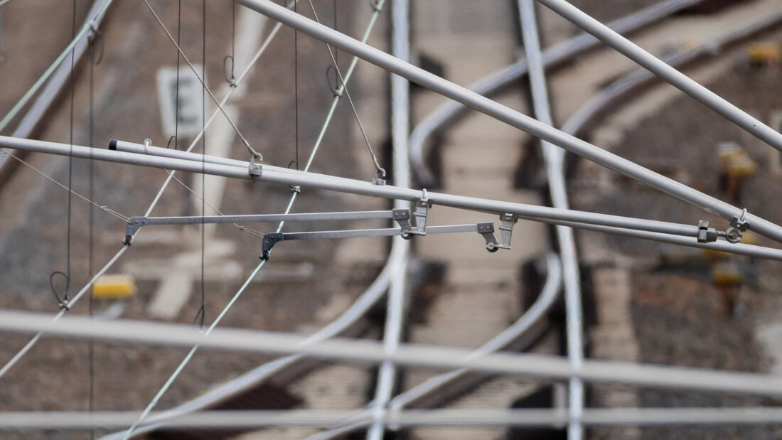 ARCHIV - Oberleitung und Schienen (Symbolbild). Foto: Christoph Soeder/dpa 20251120095331709.jpg