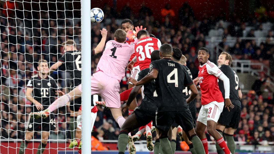 Goalie Manuel Neuer (in Rosa) kommt nach einem Corner im Gedränge nicht an den Ball und kassiert das 0:1 20251127130012956.jpg