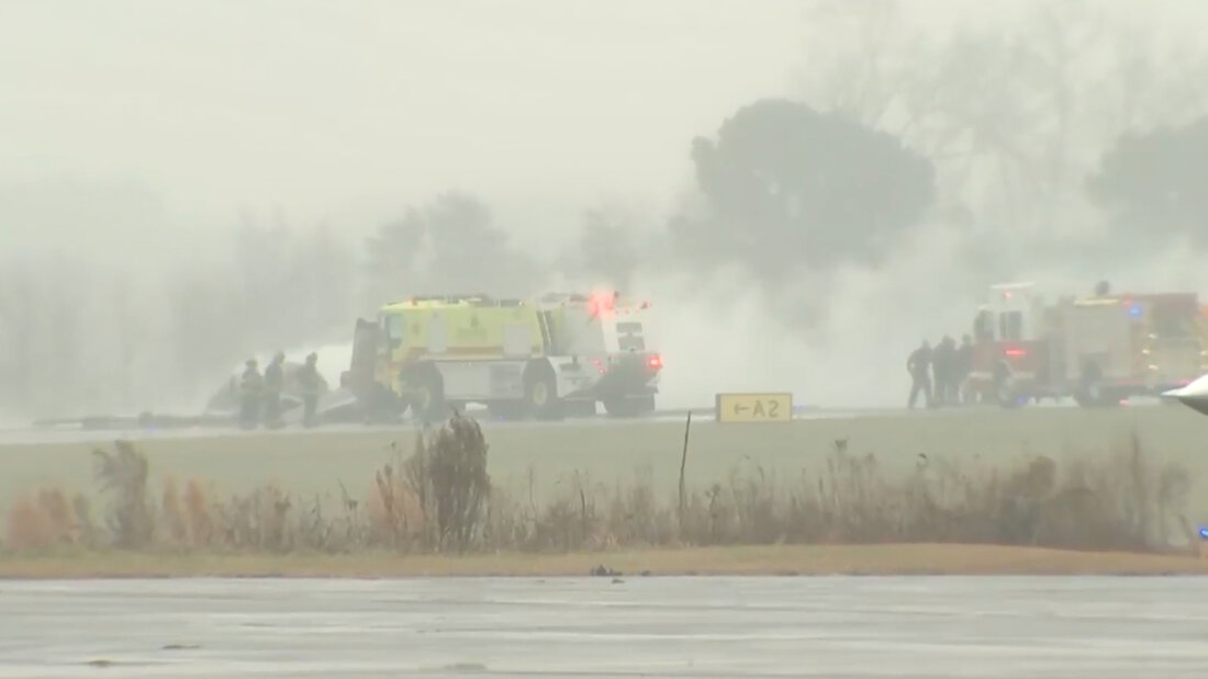 HANDOUT - Feuerwehrleute sind bei einem Flugzeugabsturz auf einem Regionalflughafen in North Carolina im Einsatz. Foto: Uncredited/WSOC via AP/dpa - ACHTUNG: Nur zur redaktionellen Verwendung und nur mit vollständiger Nennung des vorstehenden Credits 20251218182623835.jpg
