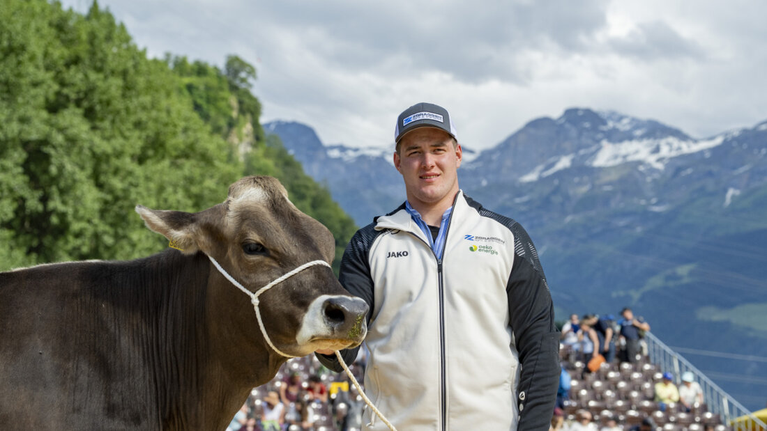 Lukas Bissig feiert am 103. Urner Kantonale seinen Festsieg mit dem Siegerpreis, dem Rind Anina 20260606183420951.jpg