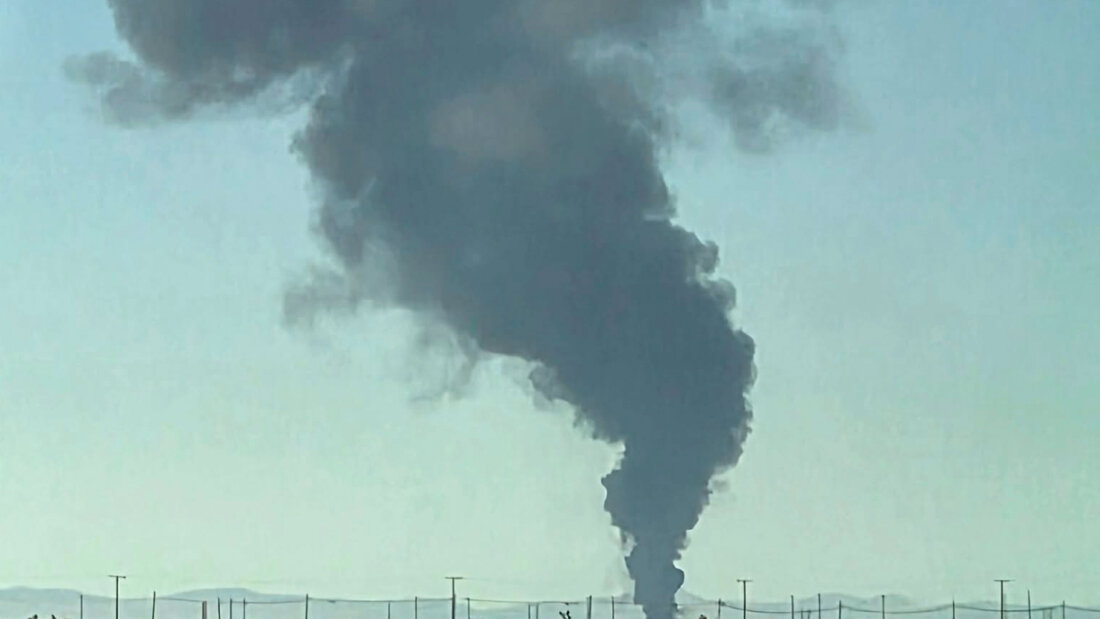 HANDOUT - Rauchwolken steigen von einem B-52-Bomber auf, der kurz nach dem Start auf einem Stützpunkt der US-Luftwaffe in Südkalifornien abgestürzt ist. Foto: Uncredited/Debbie Reyes Katz/AP/dpa - ACHTUNG: Nur zur redaktionellen Verwendung bis zum 30.06.2026 und nur mit vollständiger Nennung des vorstehenden Credits 20260616044250215.jpg