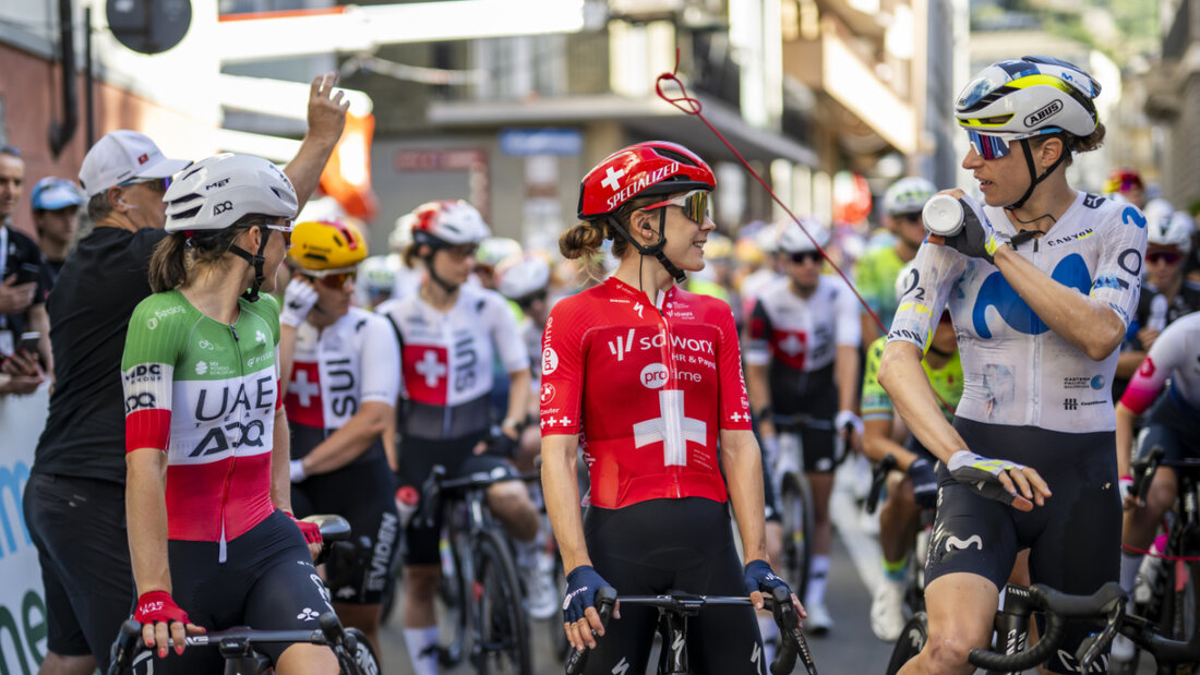 Schweizer Meisterin Steffi Häberlin unterhält sich vor dem Start in Sondrio mit Marlen Reusser (rechts) 20260618050019767.jpg