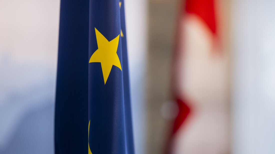 Der Wirtschaftsdachverband Economiesuisse und der Arbeitgeberverband unterstützen das mit der EU verhandelte Vertragspaket im Grossen und Ganzen. Sie plädieren aber für eine "schlanke Umsetzung" im Schweizer Recht. (Themenbild) 20250711091859677.jpg