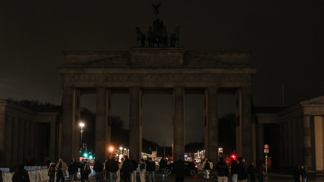 Das Brandenburger Tor in der deutschen Hauptstadt Berlin stand für die "Earth Hour" im Dunkeln. 20260329060155305.jpg