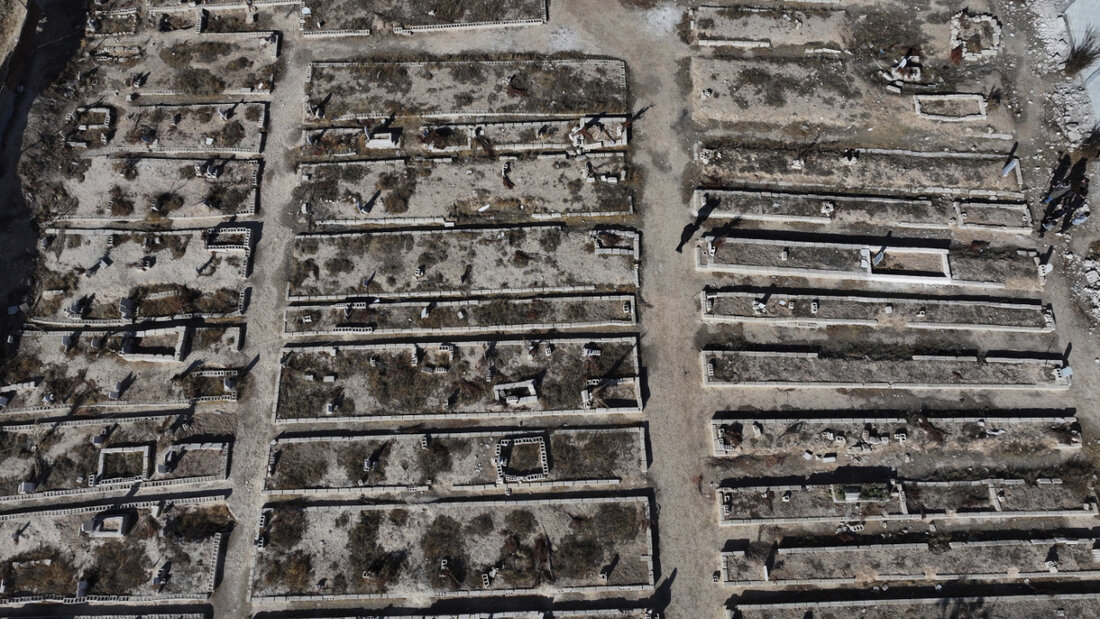 ARCHIV - Eine Luftaufnahme zeigt ein Massengrab in Syrien, in dem Menschen begraben sind, die bei einem Chemiewaffenangriff durch Sarin getötet wurden. Foto: Hussein Malla/AP/dpa/Archivbild 20260527193121551.jpg