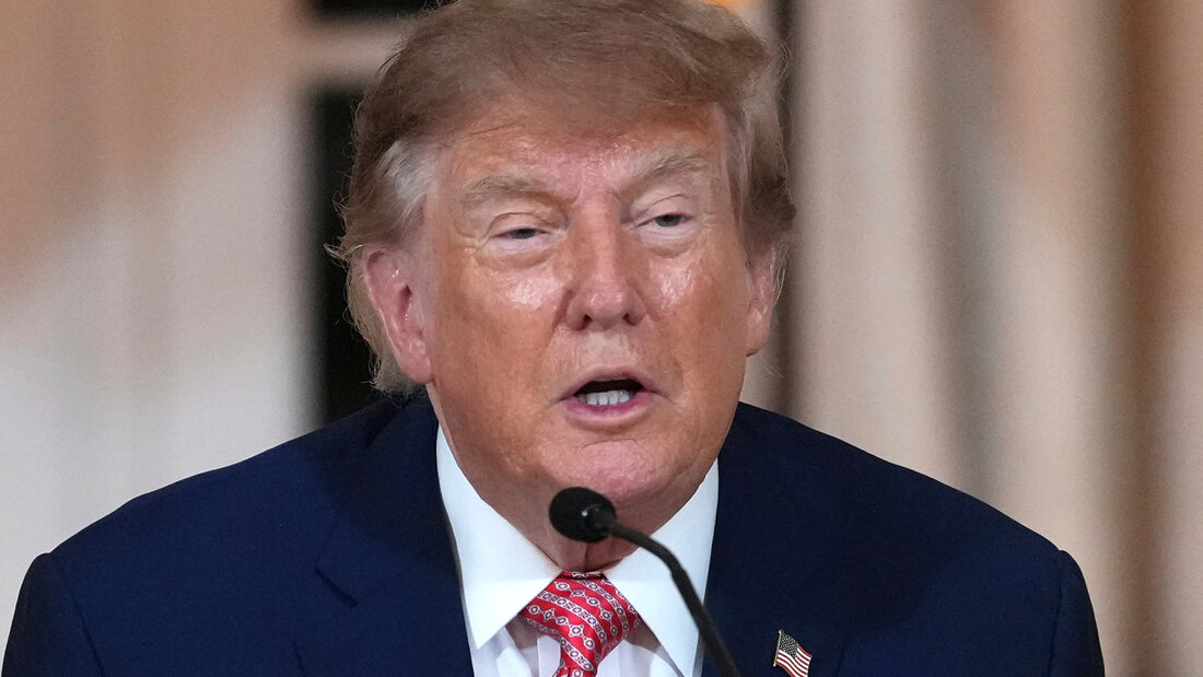 US-Präsident Donald Trump spricht bei einem Abendessen in seinem Mar-a-Lago-Club. Foto: Mark Schiefelbein/AP/dpa 20261019000042349.jpg