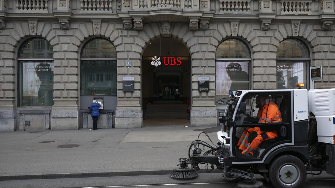 Am alten Firmensitz der Credit Suisse am Zürcher Paradeplatz prangt jetzt das Logo der UBS. (Archivbild) 20250117123416886.jpg
