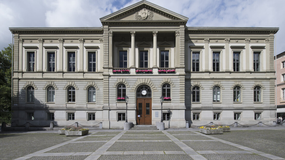 Blick auf das Rathaus Glarus, den Sitz der Glarner Regierung. Diese setzt sich für ein Kantonsreferendum gegen die Individualbesteuerung ein. (Archivbild) 20250704162650848.jpg