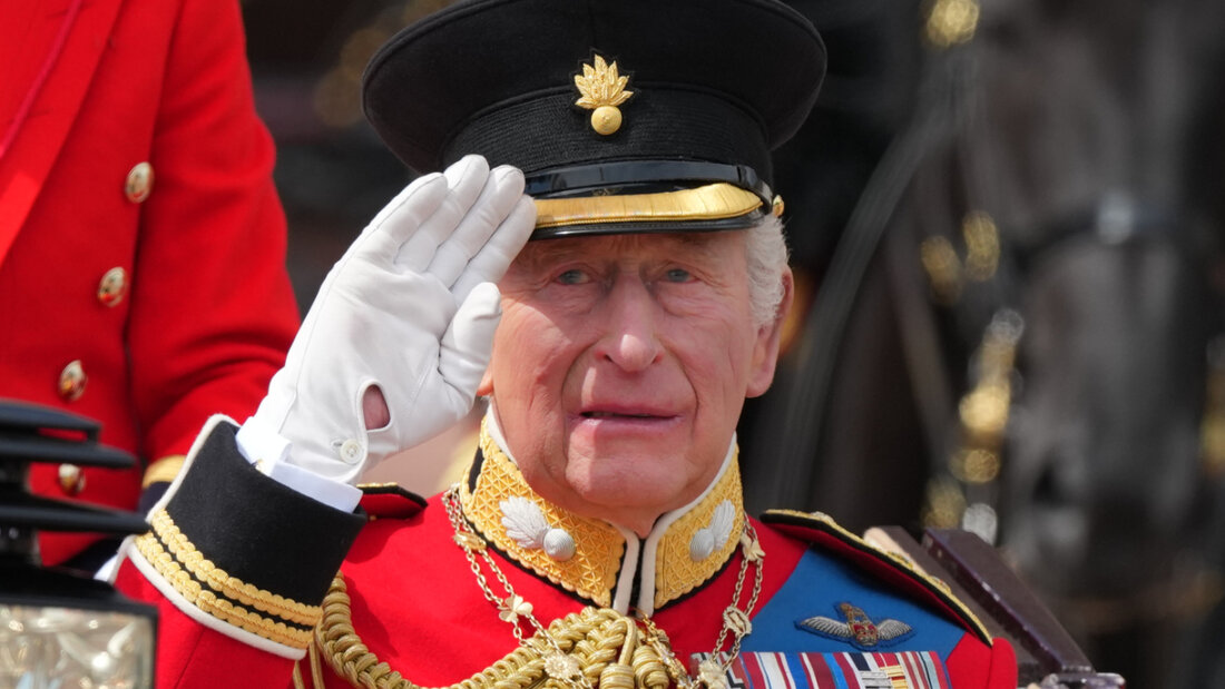 dpatopbilder - Der britische König Charles III. salutiert, während er gemeinsam mit Königin Camilla in einer offenen Kutsche bei der «Trooping the Colour», der jährlichen Geburtstagsparade des Königs, mitfährt. Foto: Kirsty Wigglesworth/AP/dpa 20260613135417857.jpg