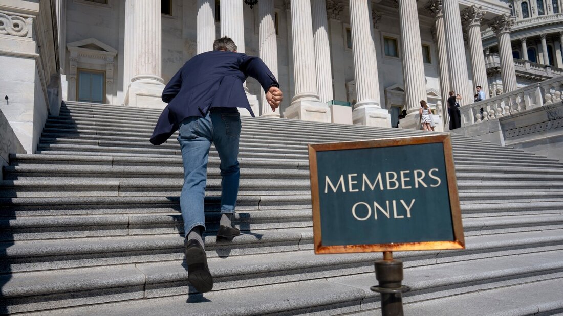 Der republikanische Abgeordnete Darrell Issa eilt die Stufen des Kapitols hinauf, um an Abstimmungen im Repräsentantenhaus teilzunehmen. Foto: J. Scott Applewhite/AP/dpa 20260723202347205.jpg