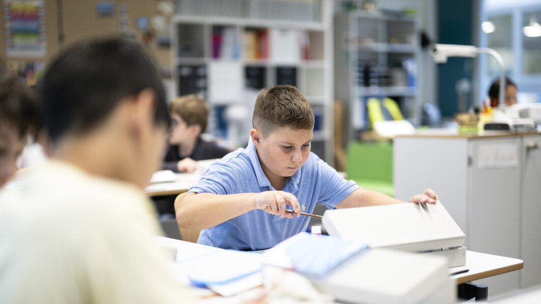 Die PISA-Resultate 2025 zeigen ein gemischtes Bild: Die Schweiz liegt über dem OECD-Schnitt, doch in Lesen und Mathematik sind die Leistungen klar rückläufig. (Symbolbild) 20260908090045461.jpg