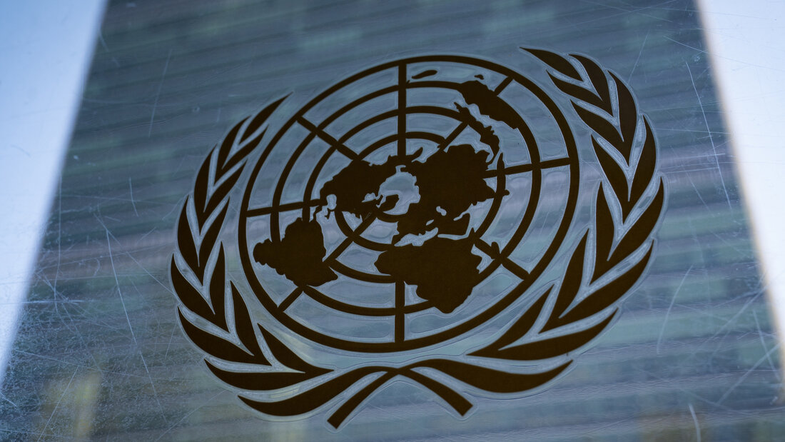 ARCHIV - Das Symbol der Vereinten Nationen ist vor dem Sekretariatsgebäude am Hauptsitz der Vereinten Nationen zu sehen. Foto: John Minchillo/AP/dpa 20261013184232470.jpg
