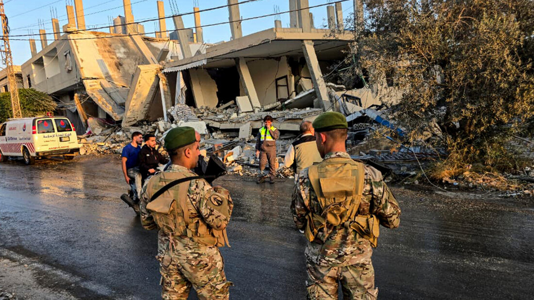 ARCHIV - Libanesische Soldaten sichern ein Haus, das bei einem israelischen Angriff in der südlibanesischen Ortschaft Dier Kifa getroffen wurde. Foto: Stringer/dpa/Archivbild 20260527205755582.jpg
