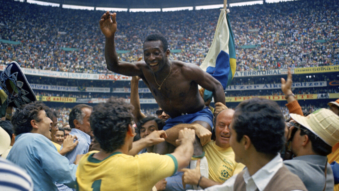 Der Fussballkönig: Pelé feiert mit seinen Teamkollegen 1970 in Mexiko seinen dritten WM-Titel 20260611053013173.jpg