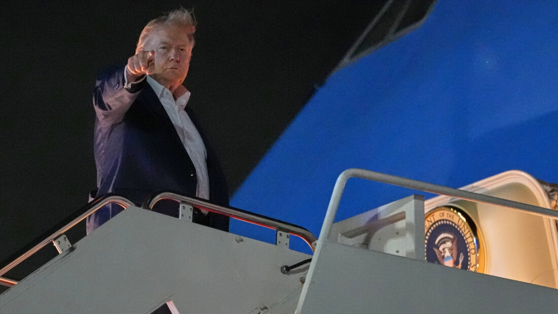US-Präsident Donald Trump zeigt mit dem Finger als er auf der Joint Base Andrews in Maryland an Bord der Air Force One geht, um zum G7-Gipfel zu fliegen. Foto: Julia Demaree Nikhinson/AP/dpa 20260615095639492.jpg