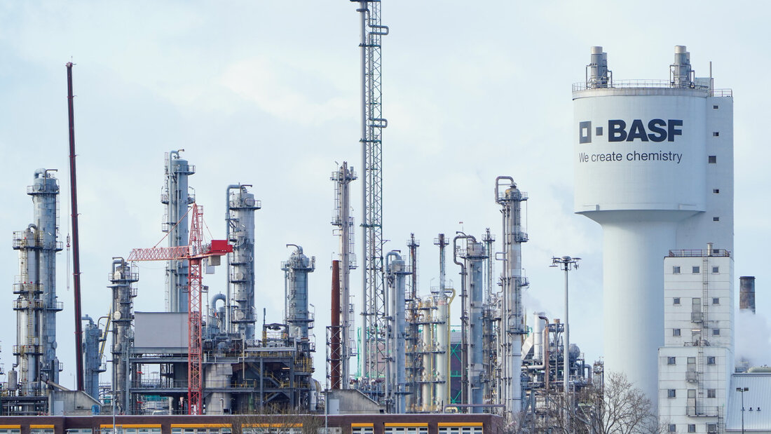 Der Chemiekonzern BASF hat nach einem guten zweiten Quartal die Prognosen für das Gesamtjahr deutlich angehoben. (Archivbild) 20260715123521018.jpg